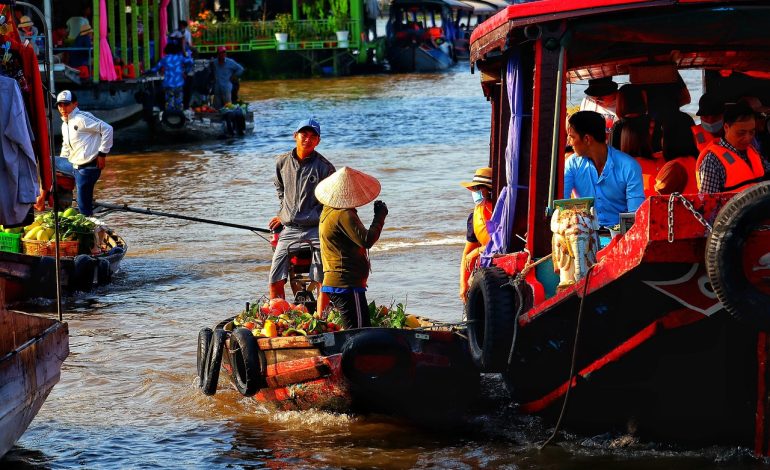 Floating Market: A Scamming Trap For Tourists