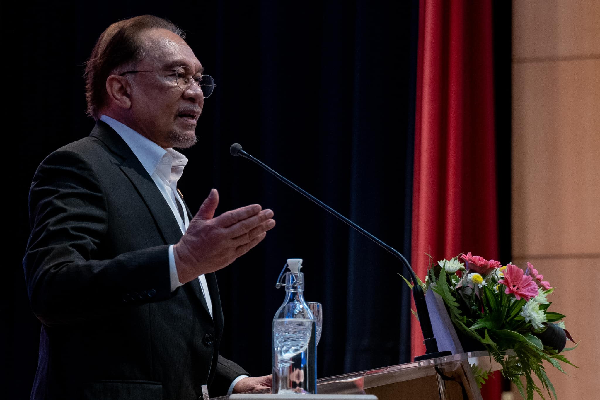 Anwar Calls For Urgent Action To Boost Student’s English Proficiency