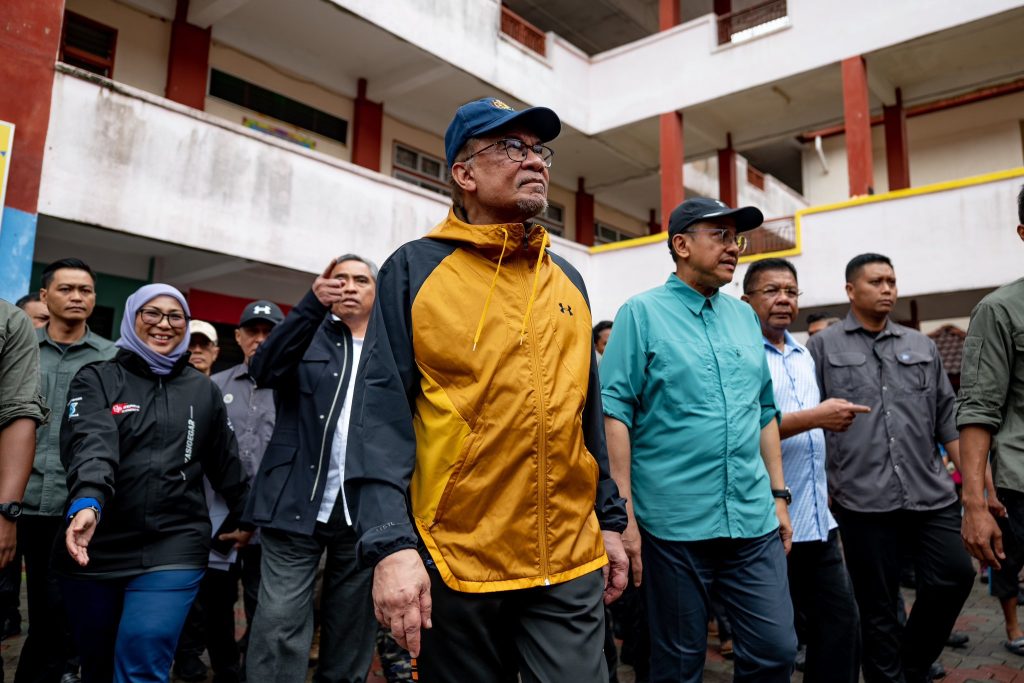 Prime Minister Anwar visiting school