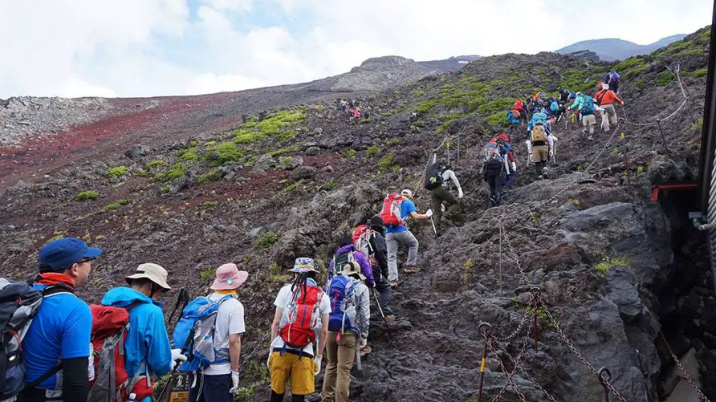 Over Crowded climb in Mount Fuji