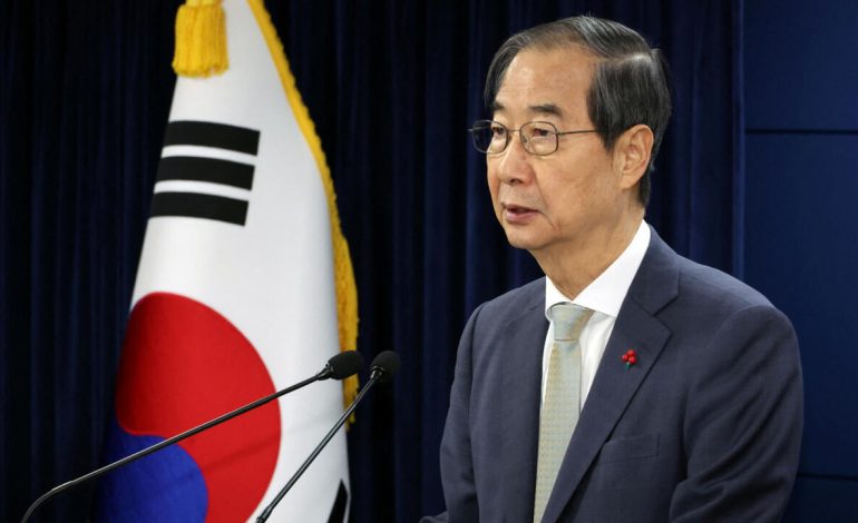 Han Duck-Soo Returns as As Acting President As Court Overturns Impeachment