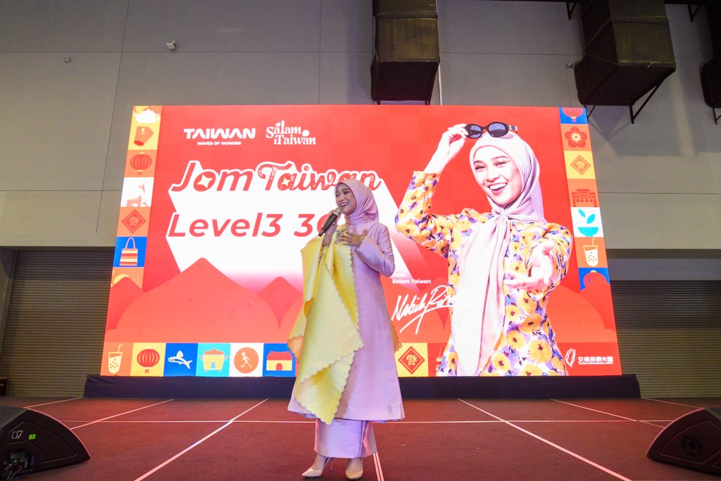 Salam Taiwan Ambassador Nabila Razali performing her hit song on stage.