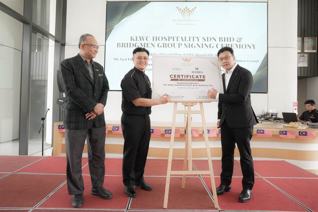 Signing Ceremony:
KLWC Hospitality Sdn Bhd – Dato Sri Dr. Vincent Tiew & Bridgmen Group- Mr.Gyn Wong
Witnessed by: Guest of Honor- Encik Ahmad Husni Ahmad Basri
((Deputy Director of Package Development Division,Tourism Malaysia)