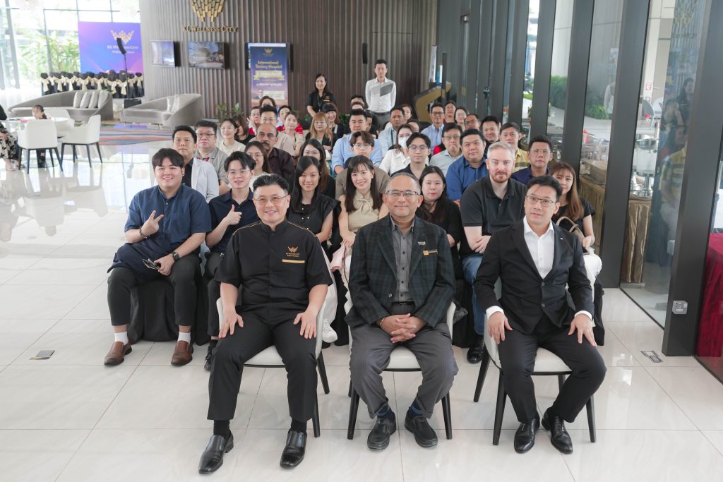 Front sit : Left to right
1) Dato Sri’ Dr. Vincent Tiew
( Branding,Sales & Marketing Director of KL Wellness City)
2) Encik Ahmad Husni Ahmad Basri
(Deputy Director of Package Development Division,Tourism Malaysia)
3) Mr.Gyn Voong (Bridgmen Group)